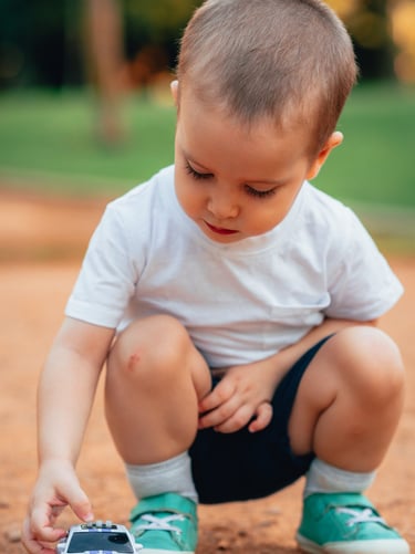 sesion de fotos en granada infantil de un niño jugando en el parque con su coche