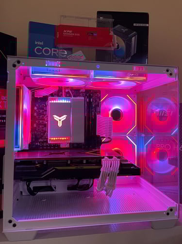 Baltas žaidimų kompiuteris su rožinėmis spalvomis