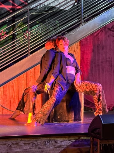 Duo de danseurs de La Troupe du BaréKa lors d’un numéro cabaret contemporain.