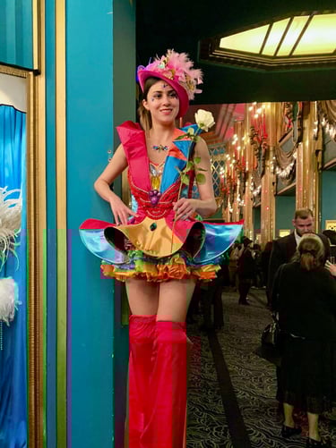 Echasses en costume de cirque