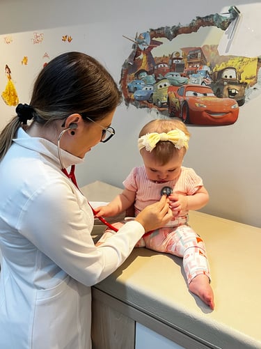 Médica Pneumopediratra atendendo com amor uma bebê