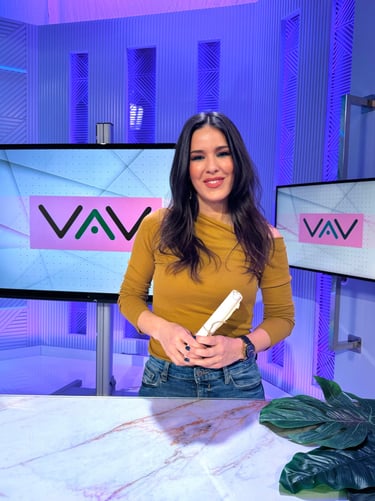 María Lázaro en plató de televisión durante el programa Vamos a Ver, sección  Supervivie