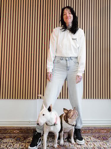 Jessi von Riotdog mit ihren Hunden Ole und Murphy