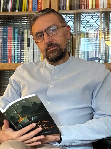 Giuseppe Di Martino's reading a book (profile picture)