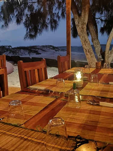 Belle table au restaurant de l’hôtel Ocean Lodge en fin de journée à la Baie de Sakalava à Diego-Suarez Madagascar