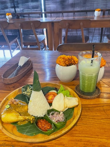Plat balinais traditionnel avec cuisse de poulet épicée, riz blanc et haricots en sauce à Ubud.
