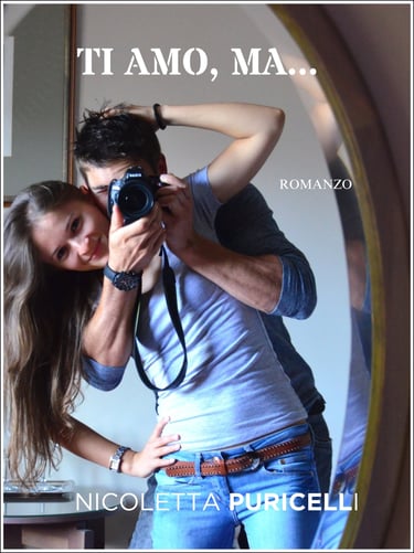 Una Una giovane coppia di fronte a uno specchio si fa una foto con una macchina fotografica