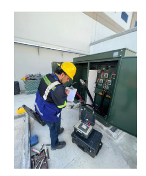 Ingeniero usando protección de seguridad mientras realiza pruebas de relación de transformación