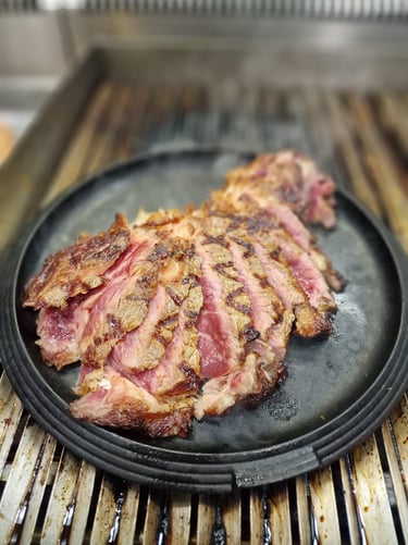 excelente selección de cortes de carne, cocinados al carbón con un sabor inconfundible