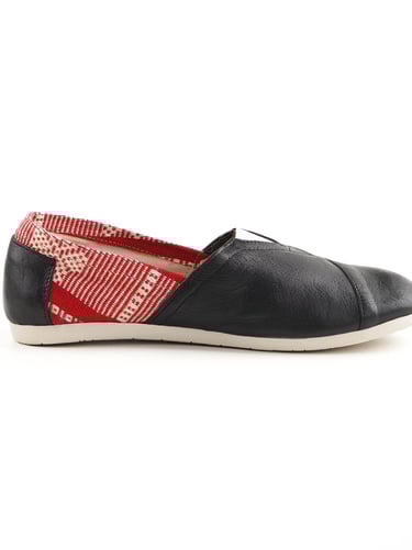 Slip on Shoes in handwoven fabric of Tenun Ikat from Nusa Tenggara