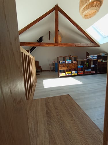 Une mezzanine de 35 m2 avec de nombreux livres et jeux de sociétés pour petits et grands