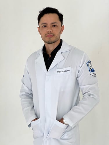 Dr Lucas Bnaterli, médico, em foto de jaleco