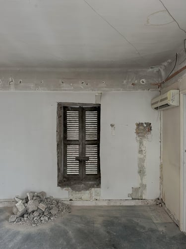 Mur ancien et volets d’origine en cours de rénovation dans un studio meublé haut de gamme à Avignon