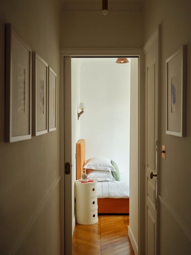 Galerie d’entrée avec œuvres d’art contemporaines dans un appartement haussmannien de luxe à Paris