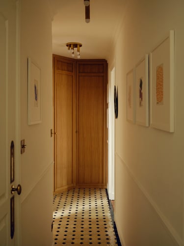 Galerie d’entrée avec sol en zellige traditionnel et armoires sur mesure en chêne