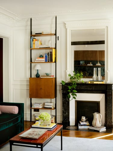 Salon haussmannien rénové à Paris avec moulures, parquet point de Hongrie et mobilier haut de gamme