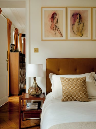 Chambre principale avec lit et tête de lit sur mesure, parquet point de Hongrie et mobilier design