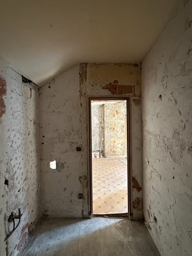 Bathroom to renovate in a duplex in Pau