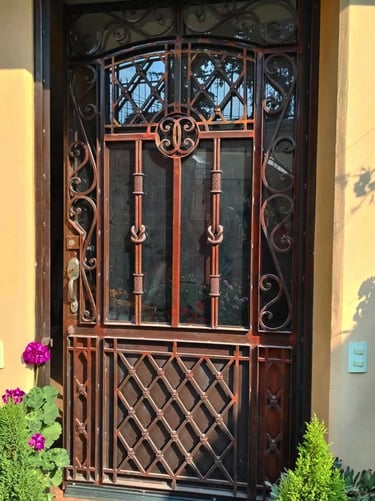 puerta de herrería minimalista