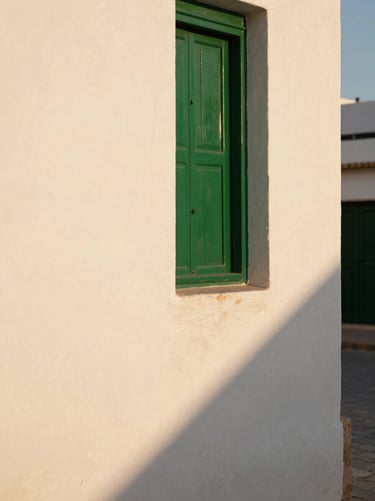 Détail architectural de Tunis, murs blancs et ombres géométriques sous une lumière douce de fin de journée, style épuré