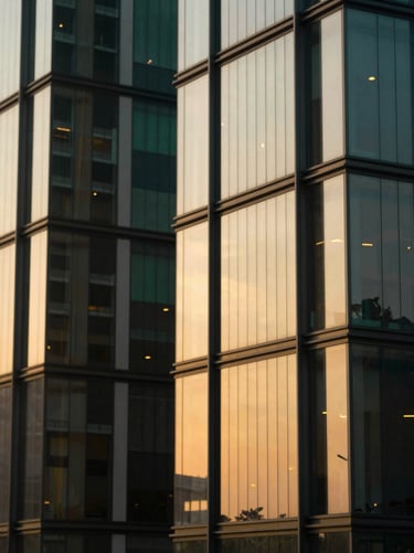 Architecture moderne et épurée de Jakarta, reflets dorés du coucher de soleil sur les façades, esthétique minimaliste et prestigieuse