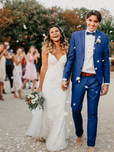 Braut und Bräutigam feiern freie Trauung am Strand