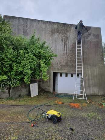 Pignon de maison noirci par la pollution et les mousses à Brest avant nettoyage haute pression