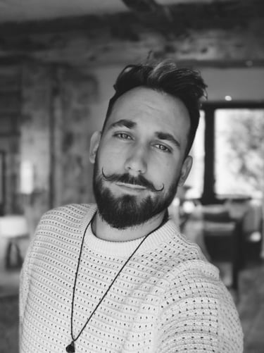 photo de l'artiste - illustrateur en noir et blanc