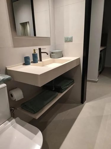 Νιπτήρας μπάνιου ξενοδοχείου με ράφι πετσετοθήκη κόριαν solid surfaces 140Χ47Χ12CM