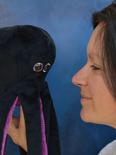 Peluche pieuvre noire artisanale tenue par sa créatrice