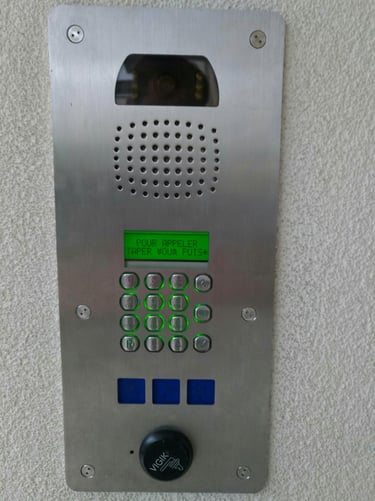 Phonie-Sat réparant un interphone à Aix-les-Bains 
