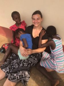 Foto von Nina Lünne mit Kindern aus Uganda