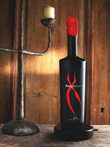 photographie d une bouteille de muscat Rougexclusif Beaumes de venise