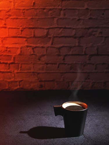 Photographie de tasse de café et son ombre