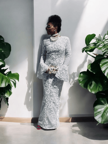 jeune femme en robe de mariée crayon et dentelle haute couture de la marque Anaïs Ricard 