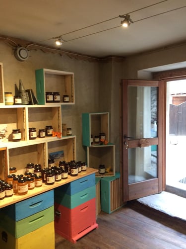 Interno del negozio di Chianale della Mieleria Garnero con alveari come scaffali