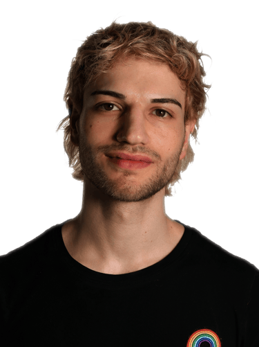 Hier ist ein Bild von Konstantin Michaelis. Blonde kurze Haare, 3-Tage Bart, Schwarzes Tshirt