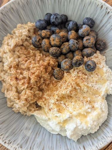 high-protein-low-calorie-oatmeal-cottage-cheese-bowl