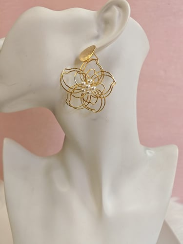 Elegantes aretes de flor en alambre dorado con centros de perla