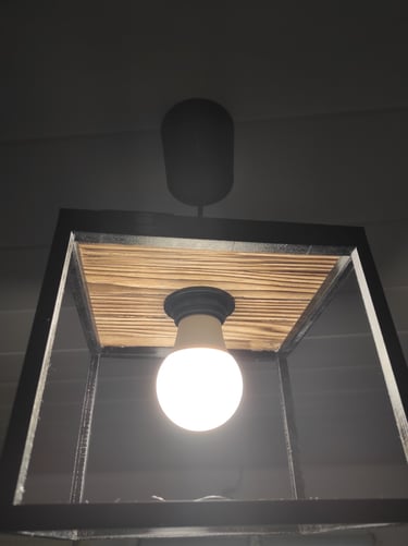 Lustre mêlant impression 3D et bois brûlé