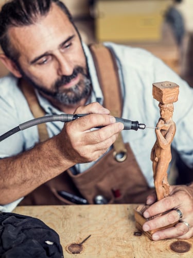 Ebéniste travaillant sur une pièce de bois à restaurer