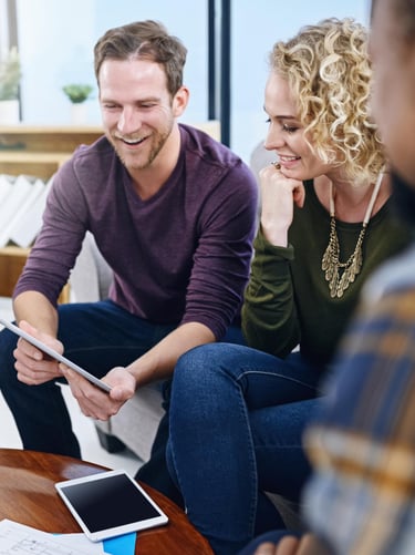 Atmosphère collaborative avec des équipes diversifiées.