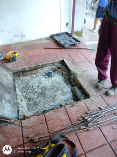 Caja de agua negras totalmente rebosada de grasa