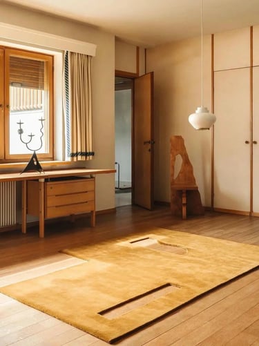 Calm room with wooden furniture, soft light and neutral walls reflecting warm Nordic modern living