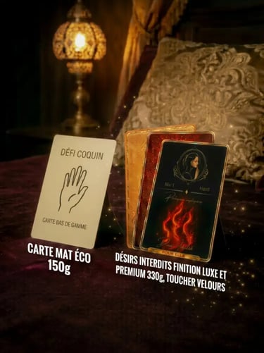 Comparatif : carte de jeu bas de gamme face aux cartes de couple premium Désirs Interdits (330g, luxe, toucher velours).