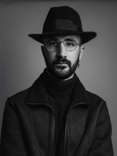 retrato del fotografo alex marley en granada con información sobre su vida