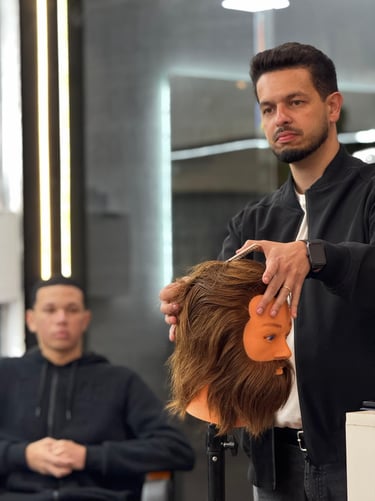 barbeiro ensinando na prática