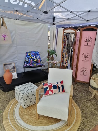 fauteuil et pouf blanc et chaise tropicale