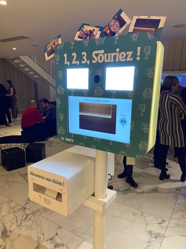Photobooth personnalisé. Souriez et Découvrez vos clichés, événement interne