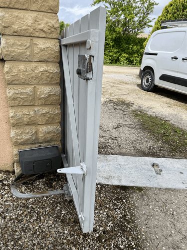 Portillon en bois extérieur avec motorisation électrique Came